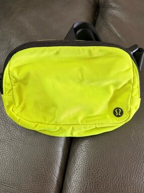 Lululemon green belt bag